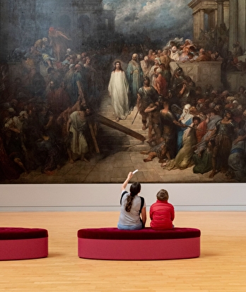 Enfants devant un tableau